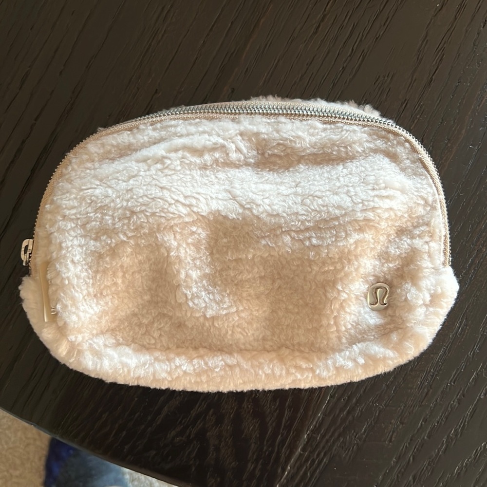 Lululemon everywhere belt bag